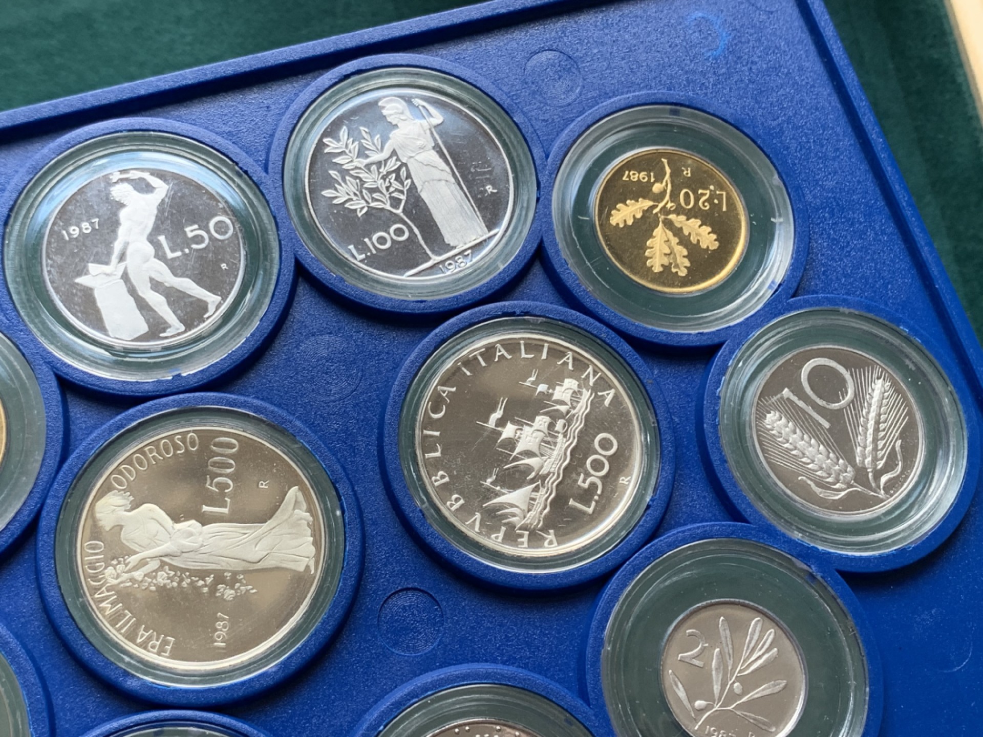 《竞宝斋》第150场-周日，周一，周四 3场 (全场包邮) 1987年原盒带证书意大利精制套币含两枚银币