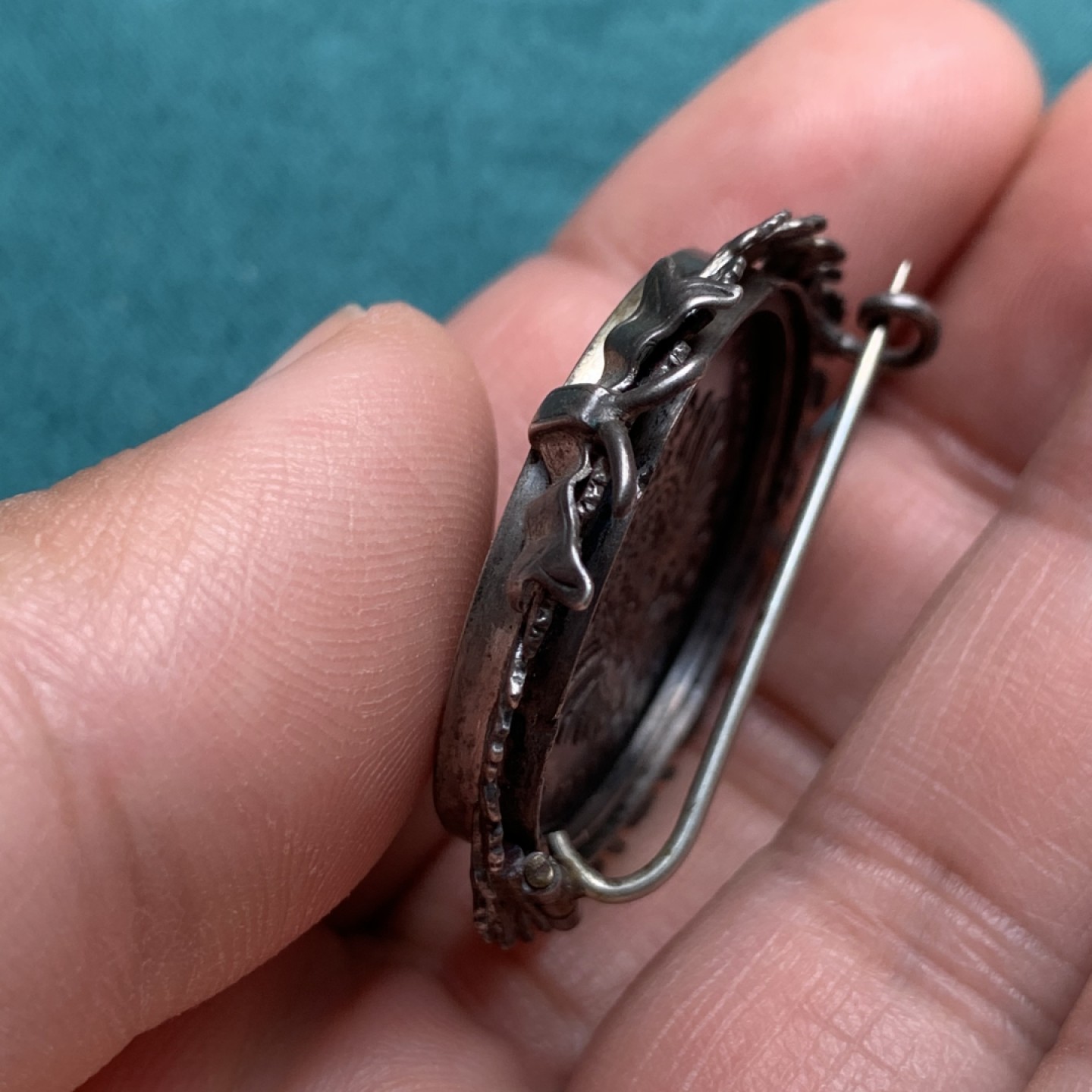 《竞宝斋》第150场-周日，周一，周四 3场 (全场包邮) 德国普鲁士 1888年 弗里德里西2马克（胸针） 16.9克  工艺不错可以佩戴 硬币无焊点  品相不错，外框为银质