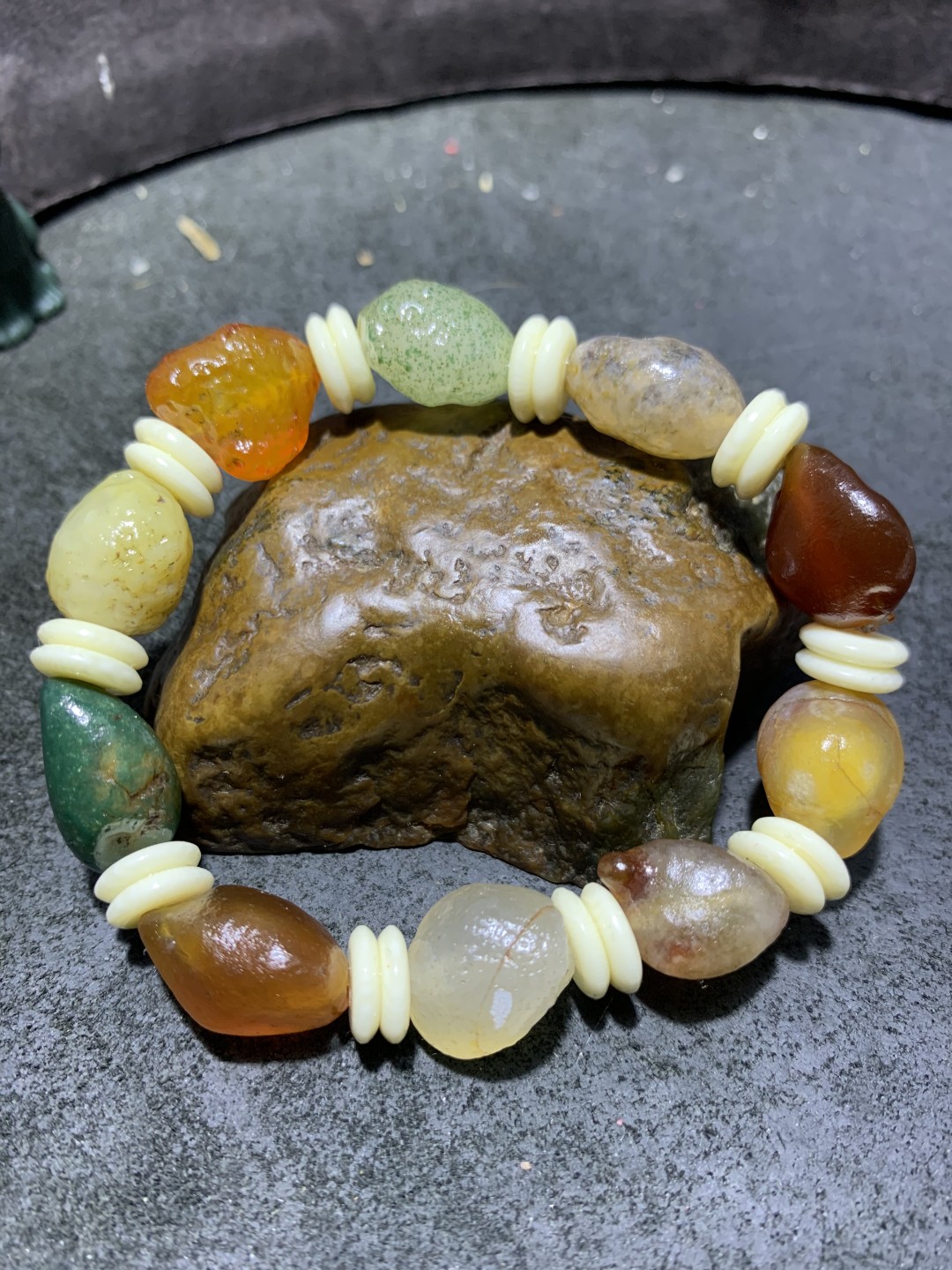 精美阿拉善彩珠玛瑙原石手串一条