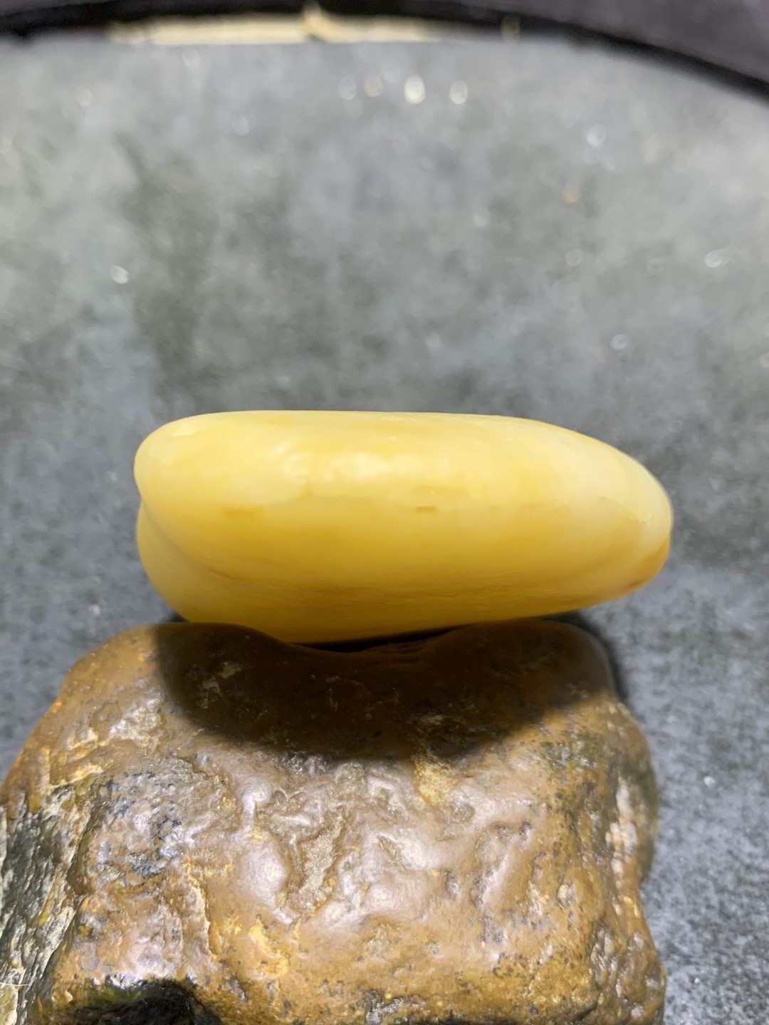精美天然地表黄白料金丝玉籽料原石一块，