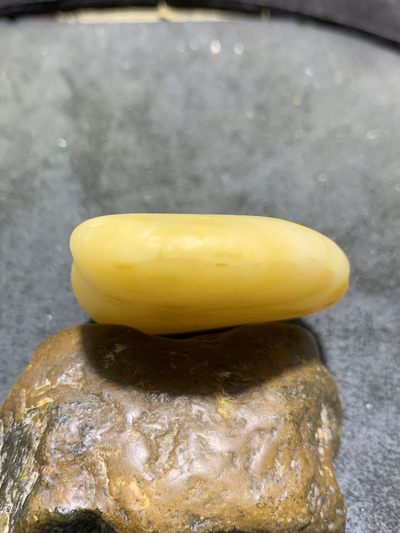 精美天然地表黄白料金丝玉籽料原石一块， 精美天然地表黄白料金丝玉籽料原石一块，