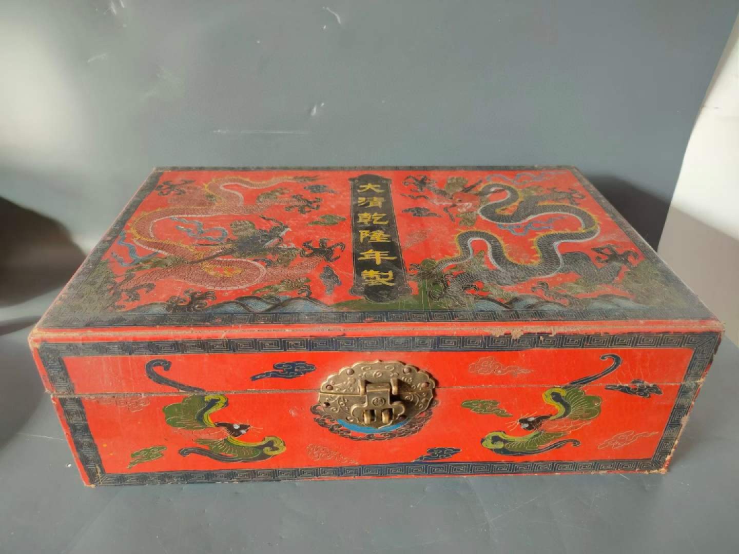 大漆楠木描金盒装顶级冰种帝王翡翠手镯，水头足，质地细腻纯净无瑕疵，颜色为纯正、明亮、浓郁、非常漂亮。