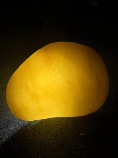 精美天然地表黄白料金丝玉籽料原石一块， 精美天然地表黄白料金丝玉籽料原石一块，