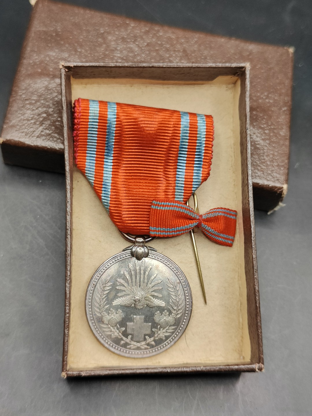 全场0元起拍 第45期 咸鱼国勋章拍卖专场 4月9日（周日）下午6：00开始 赤十字社员章 早期银制带盒略