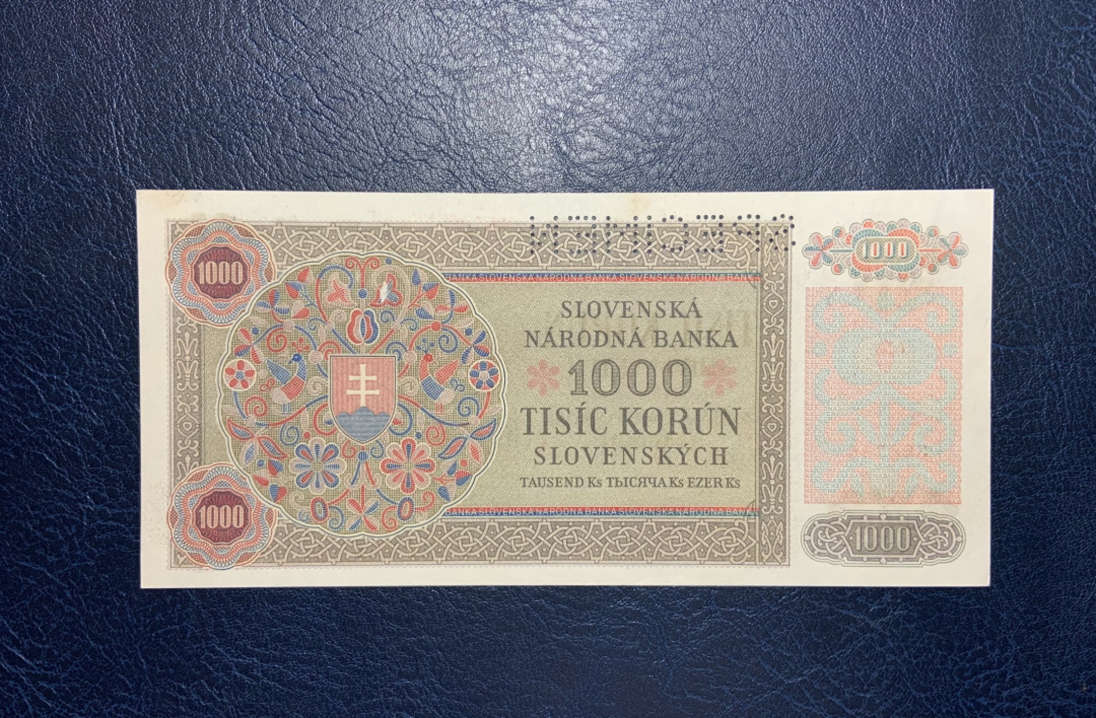 收藏联盟Quantum Auction 第247期拍卖 捷克斯洛伐克1940年1000克朗加贴样票 品相UNC 折木教子 上边缘和一角有轻微渗黄