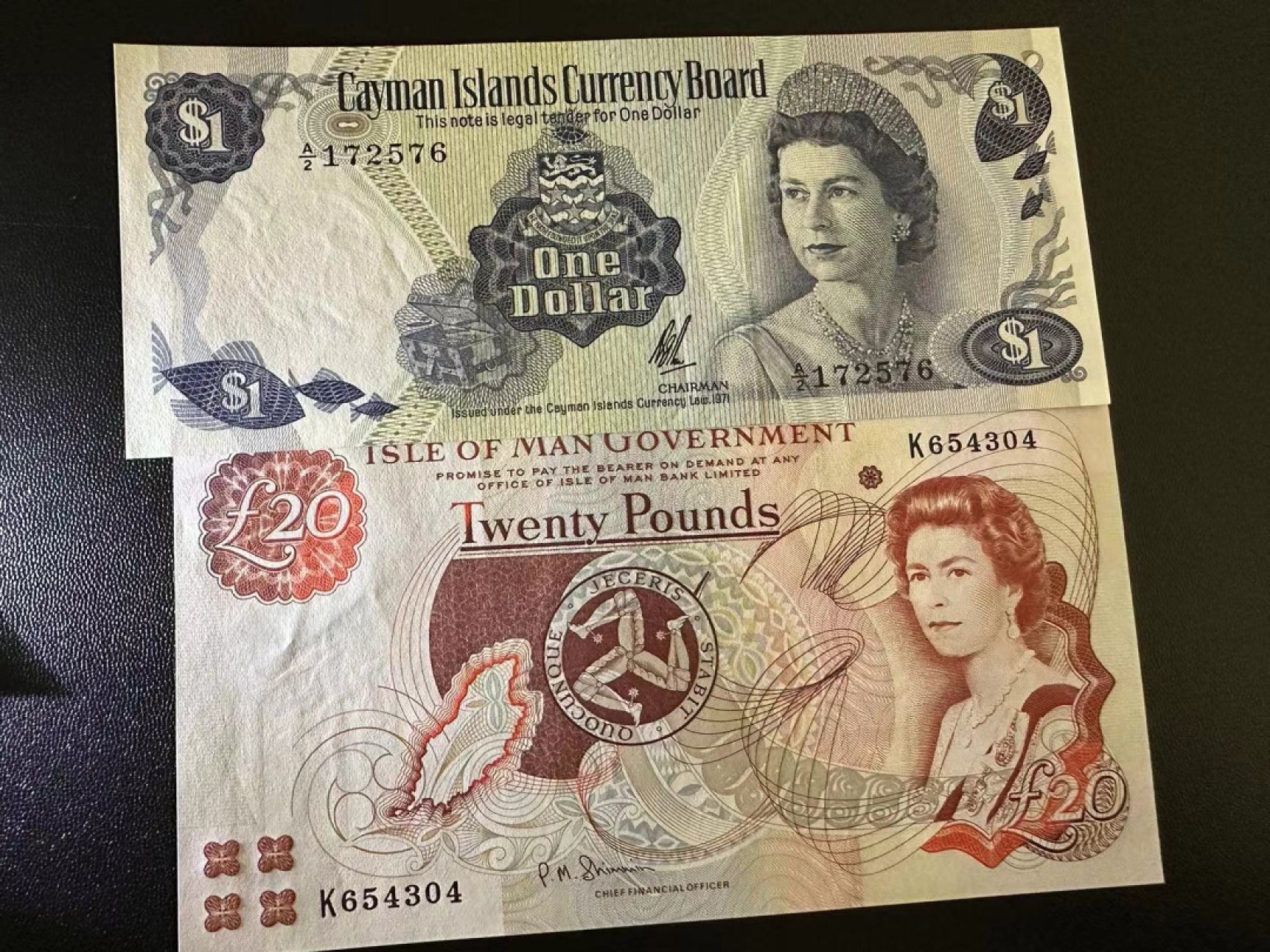 《外钞收藏家》第二百五十八期（连拍第三场） 马恩20镑、开曼群岛1刀 两张一起 全新UNC