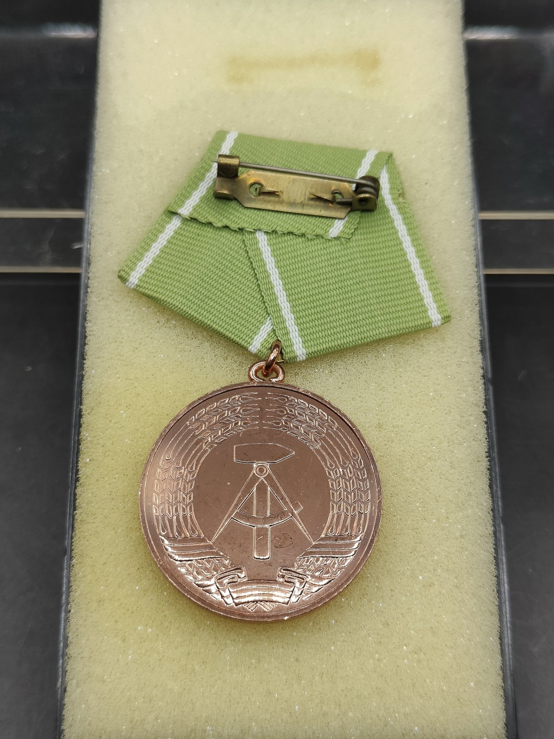 全场0元起拍 第45期 咸鱼国勋章拍卖专场 4月9日（周日）下午6：00开始 东德内政部优秀军事服役奖章