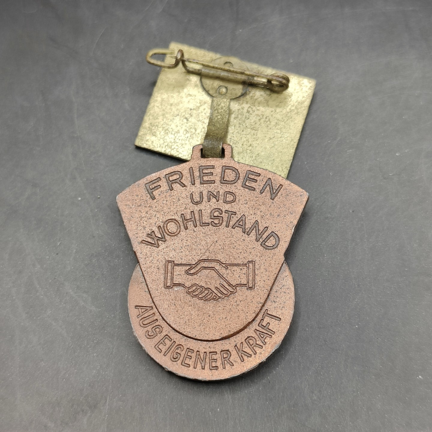 全场0元起拍 第45期 咸鱼国勋章拍卖专场 4月9日（周日）下午6：00开始 东德五年计划积极份子奖章 珐琅上挂