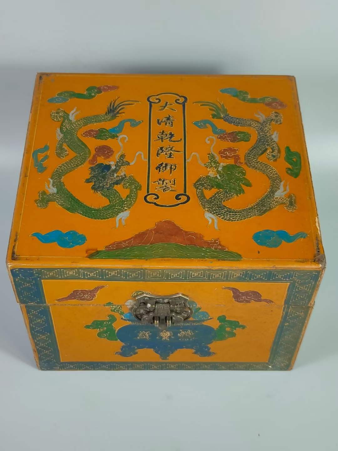 大漆楠木描金盒装钻石💎 ，晶莹剔透，光彩夺目，硬度达十！