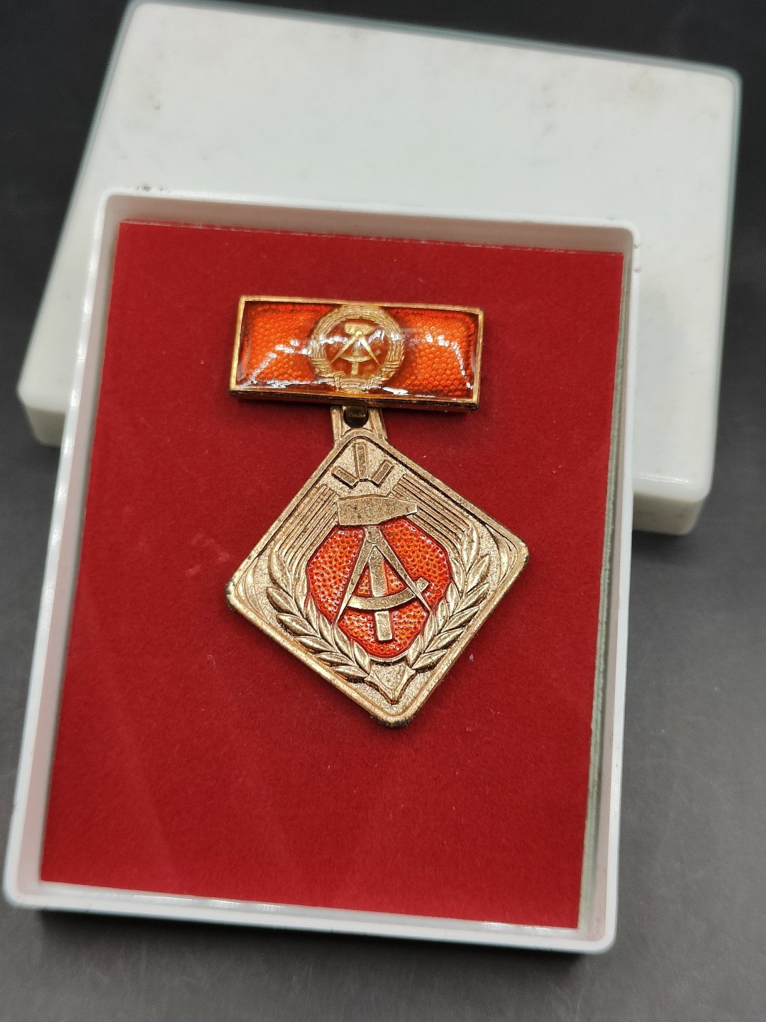 全场0元起拍 第45期 咸鱼国勋章拍卖专场 4月9日（周日）下午6：00开始 东德个人劳动积极份子奖章