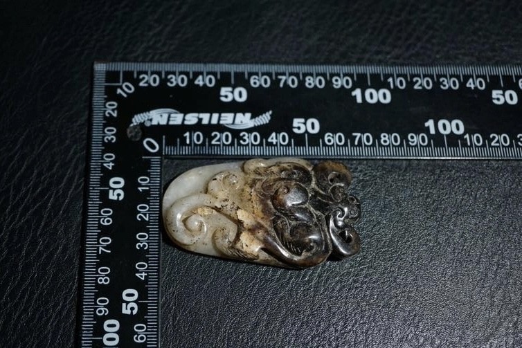 ｜冷门出品｜精选专拍·第贰拾柒场· 老和田玉浅浮雕黑沁鸡心螭龙佩把件摆件
