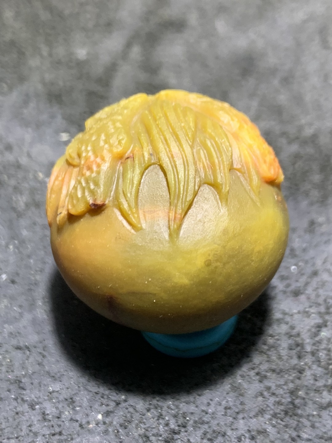 精美战国红玛瑙亚光俏色巧雕龙珠一颗！
