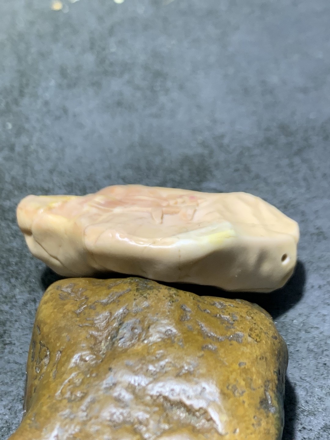 精美戈壁彩玉手工雕刻轩字把件（吊坠)一个！