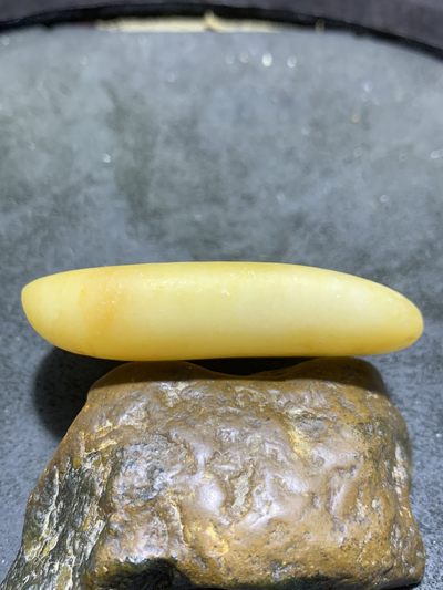 精美天然地表黄白料金丝玉籽料原石一块， 精美天然地表黄白料金丝玉籽料原石一块，