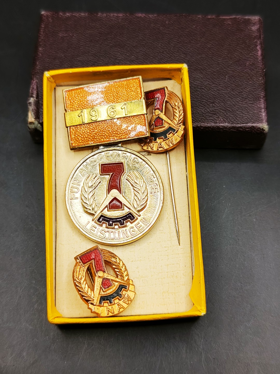 全场0元起拍 第45期 咸鱼国勋章拍卖专场 4月9日（周日）下午6：00开始 东德七年计划积极份子奖章一套带迷你章 珐琅上挂