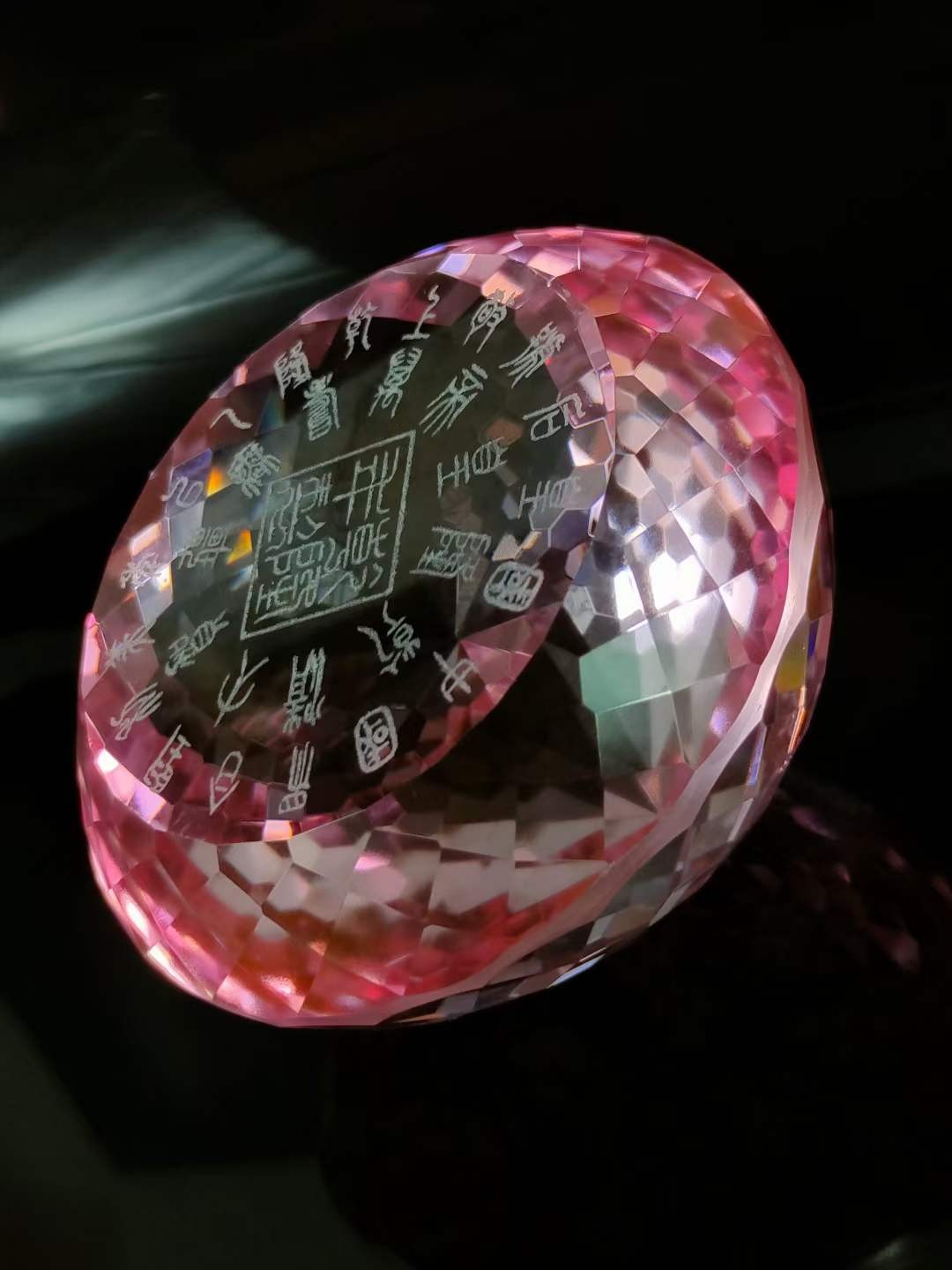 大漆楠木描金盒装钻石💎 ，晶莹剔透，光彩夺目，硬度达十！