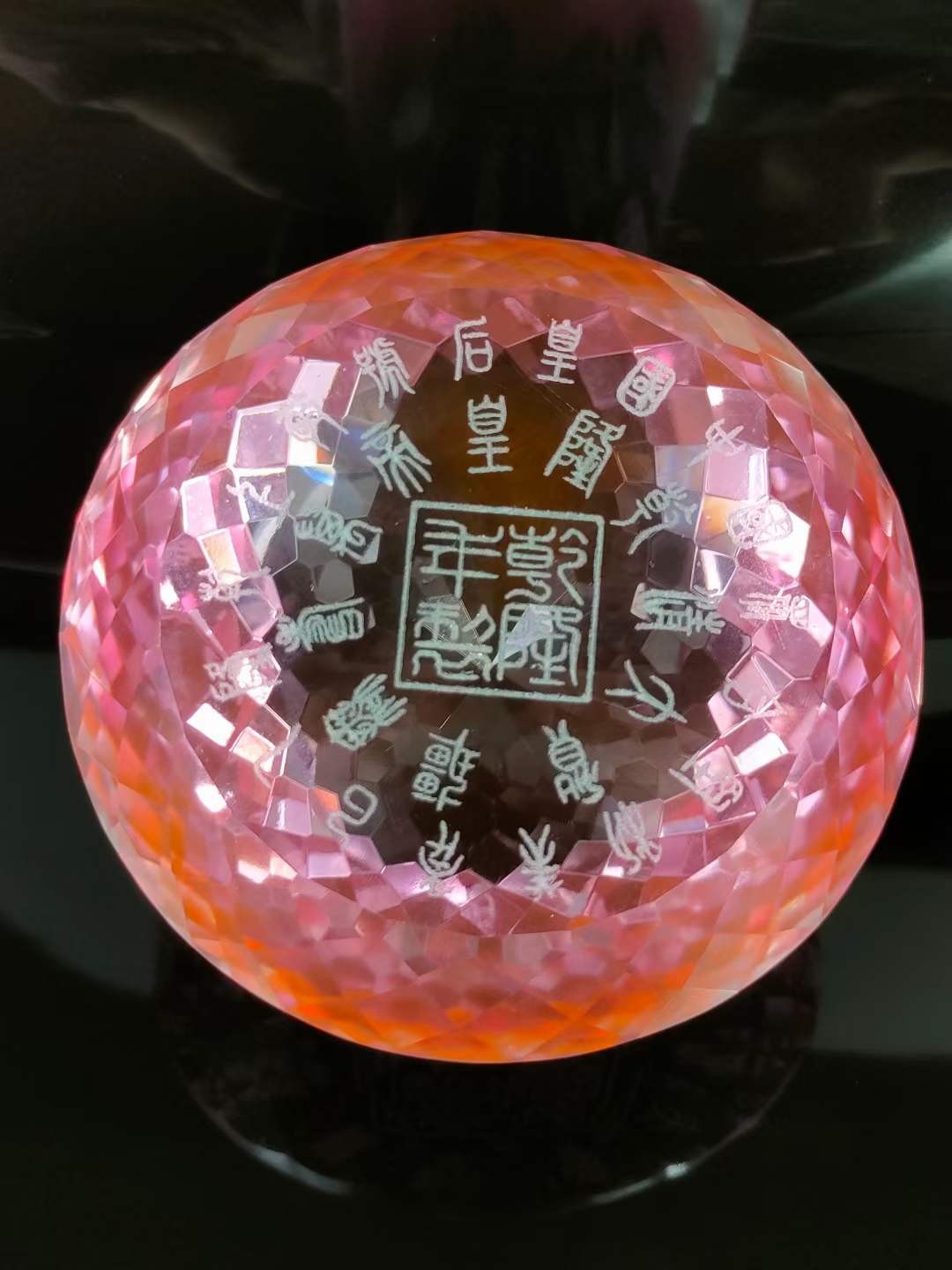 大漆楠木描金盒装钻石💎 ，晶莹剔透，光彩夺目，硬度达十！