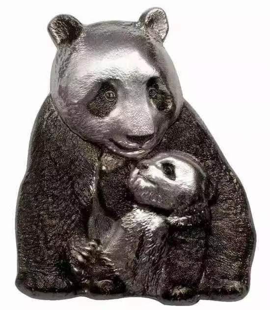 【币将精彩】世界钱币拍卖（2025-12-17） 库克2017年幸运大熊猫88克仿真大银币，发行888枚，带证书包装塑封有氧化。