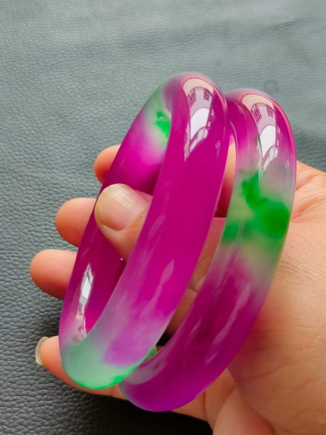 大漆楠木描金盒装顶级冰种帝王翡翠手镯，水头足，质地细腻纯净无瑕疵，颜色为纯正、明亮、浓郁、非常漂亮。
