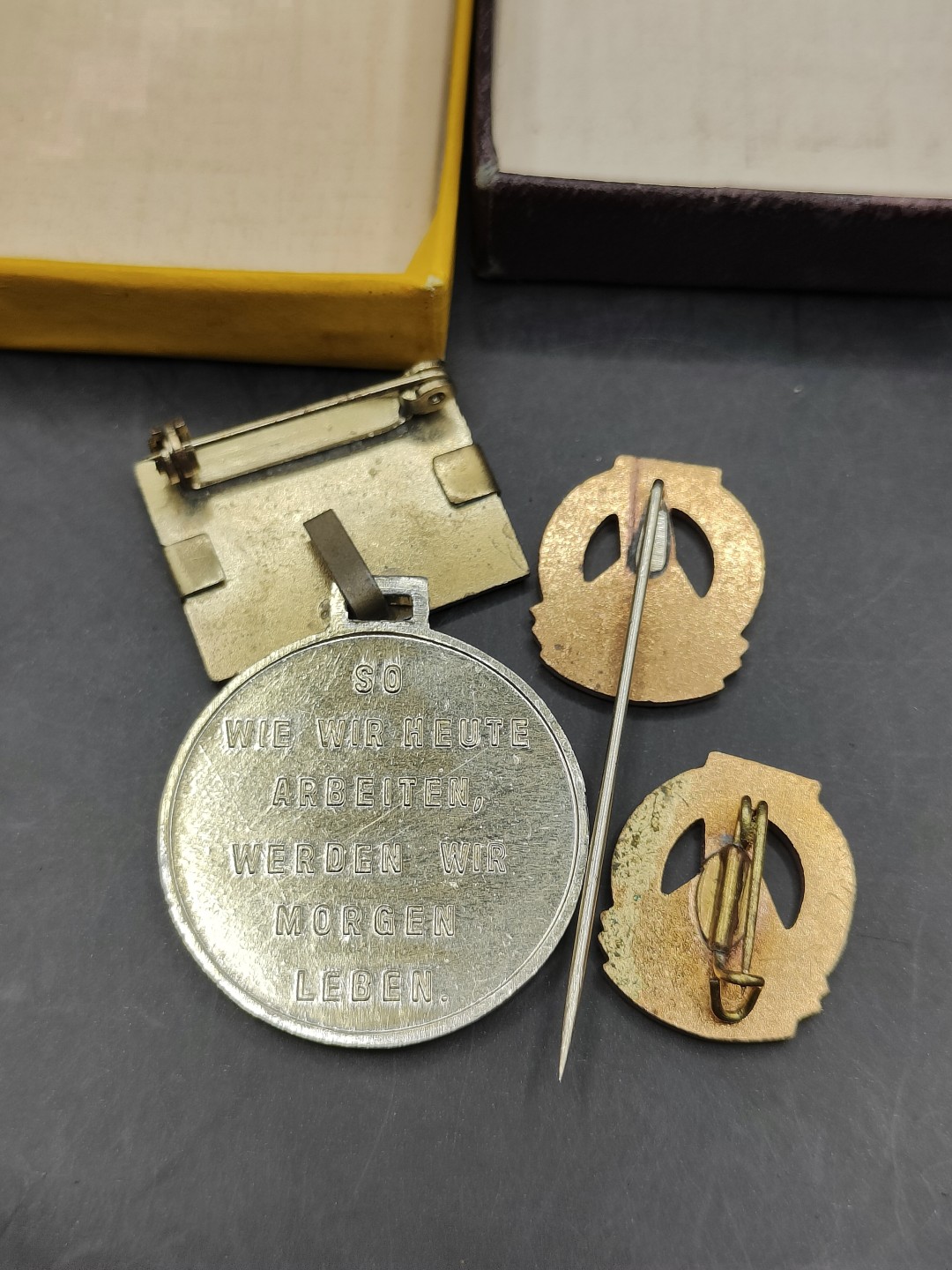 全场0元起拍 第45期 咸鱼国勋章拍卖专场 4月9日（周日）下午6：00开始 东德七年计划积极份子奖章一套带迷你章 珐琅上挂