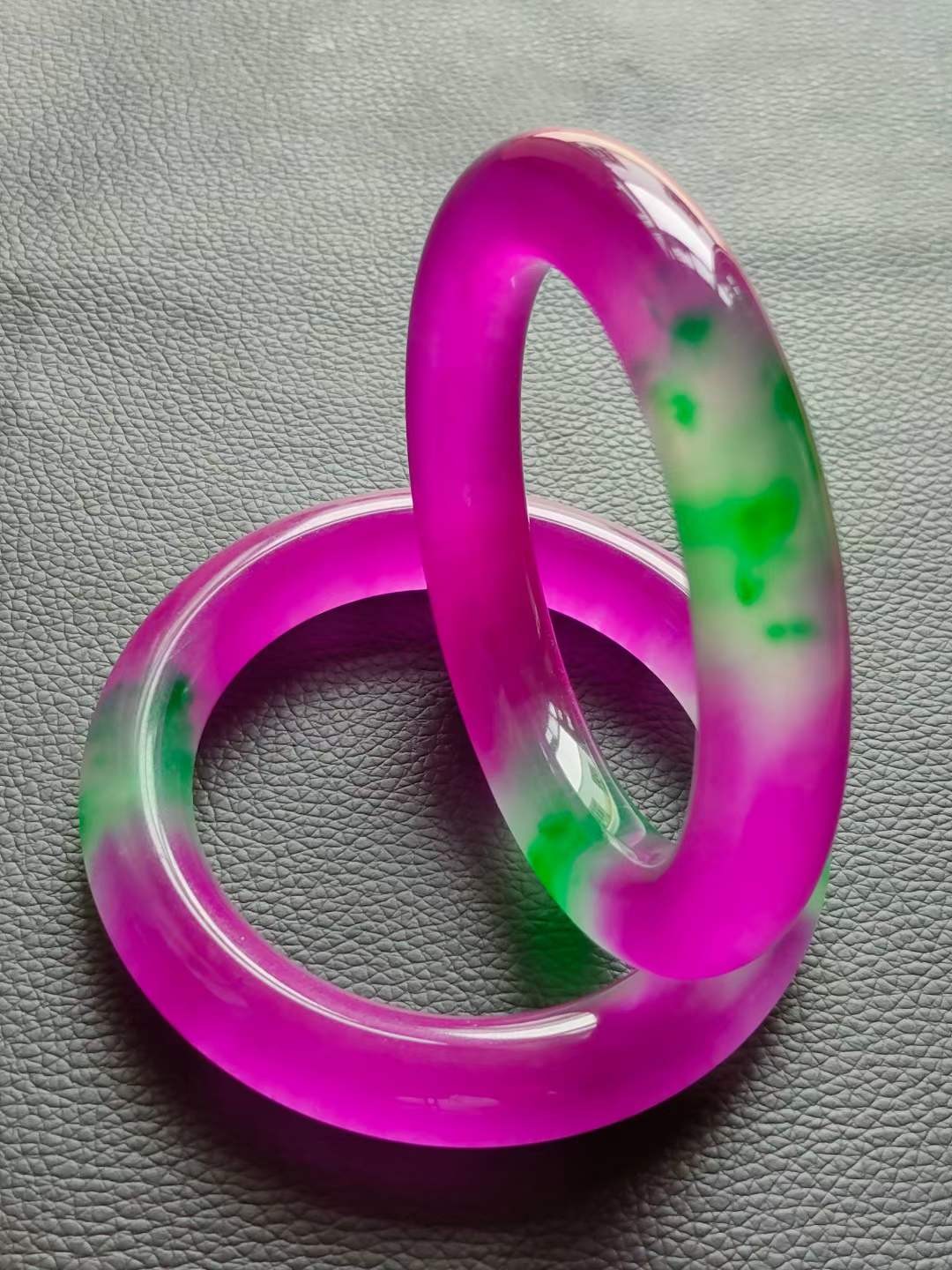 大漆楠木描金盒装顶级冰种帝王翡翠手镯，水头足，质地细腻纯净无瑕疵，颜色为纯正、明亮、浓郁、非常漂亮。