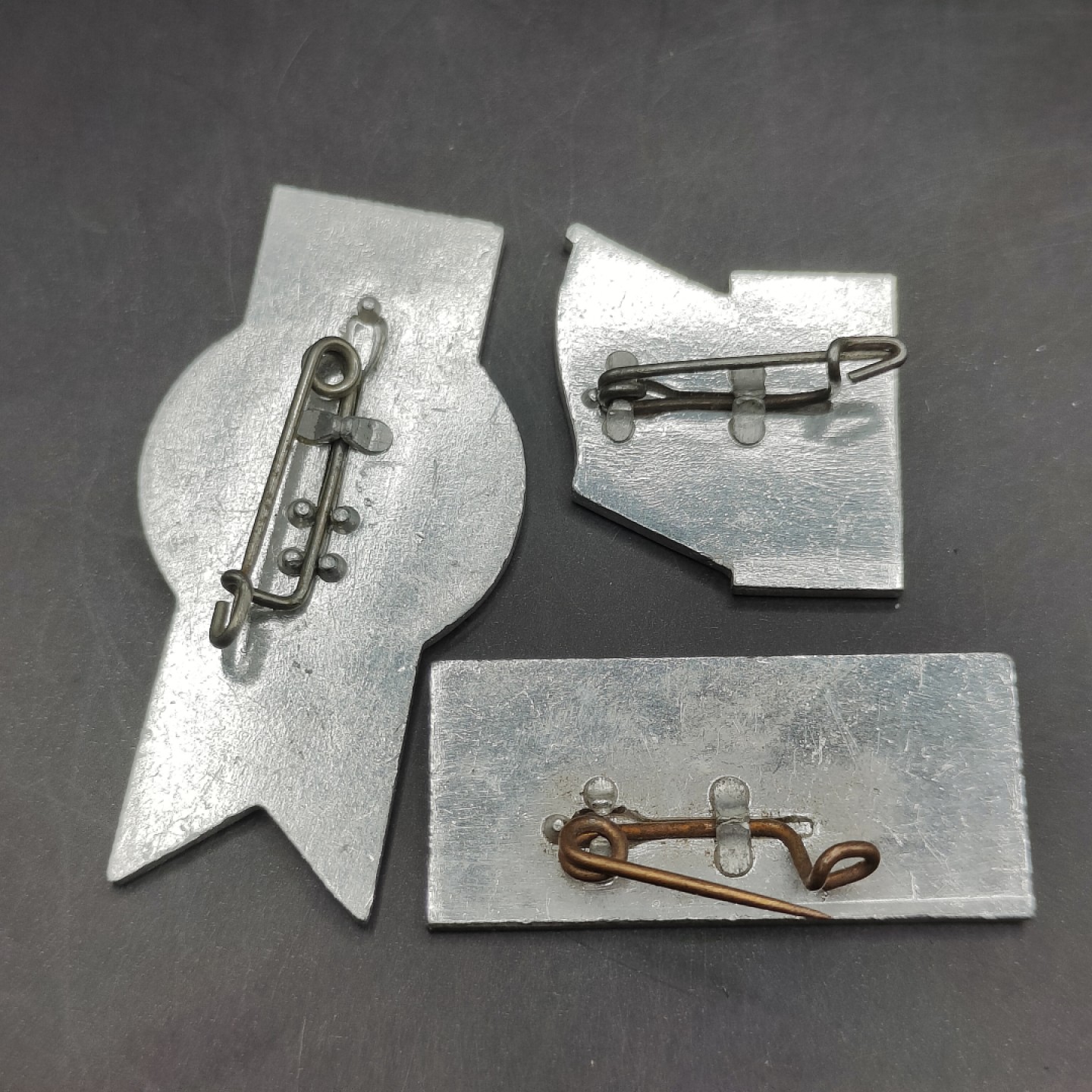 全场0元起拍 第45期 咸鱼国勋章拍卖专场 4月9日（周日）下午6：00开始 东德建国21 22 23周年纪念章一组