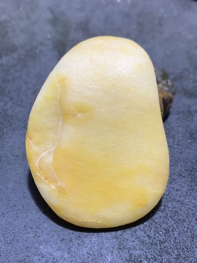 精美天然地表黄白料金丝玉籽料原石一块， 精美天然地表黄白料金丝玉籽料原石一块，