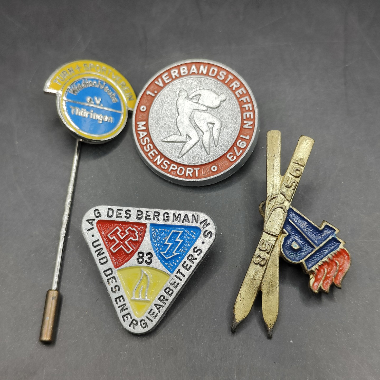 全场0元起拍 第45期 咸鱼国勋章拍卖专场 4月9日（周日）下午6：00开始 东德徽章一组