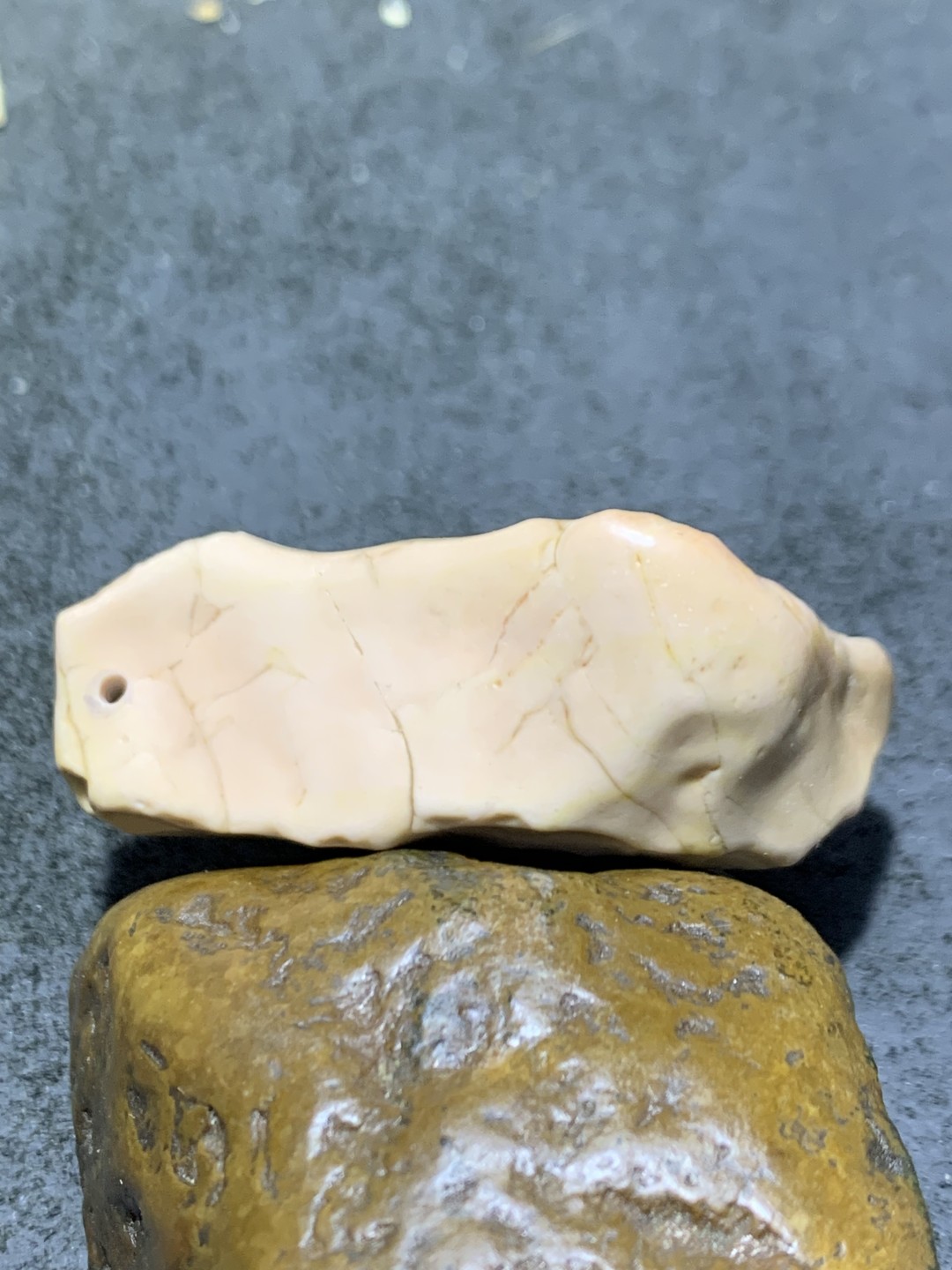 精美戈壁彩玉手工雕刻轩字把件（吊坠)一个！