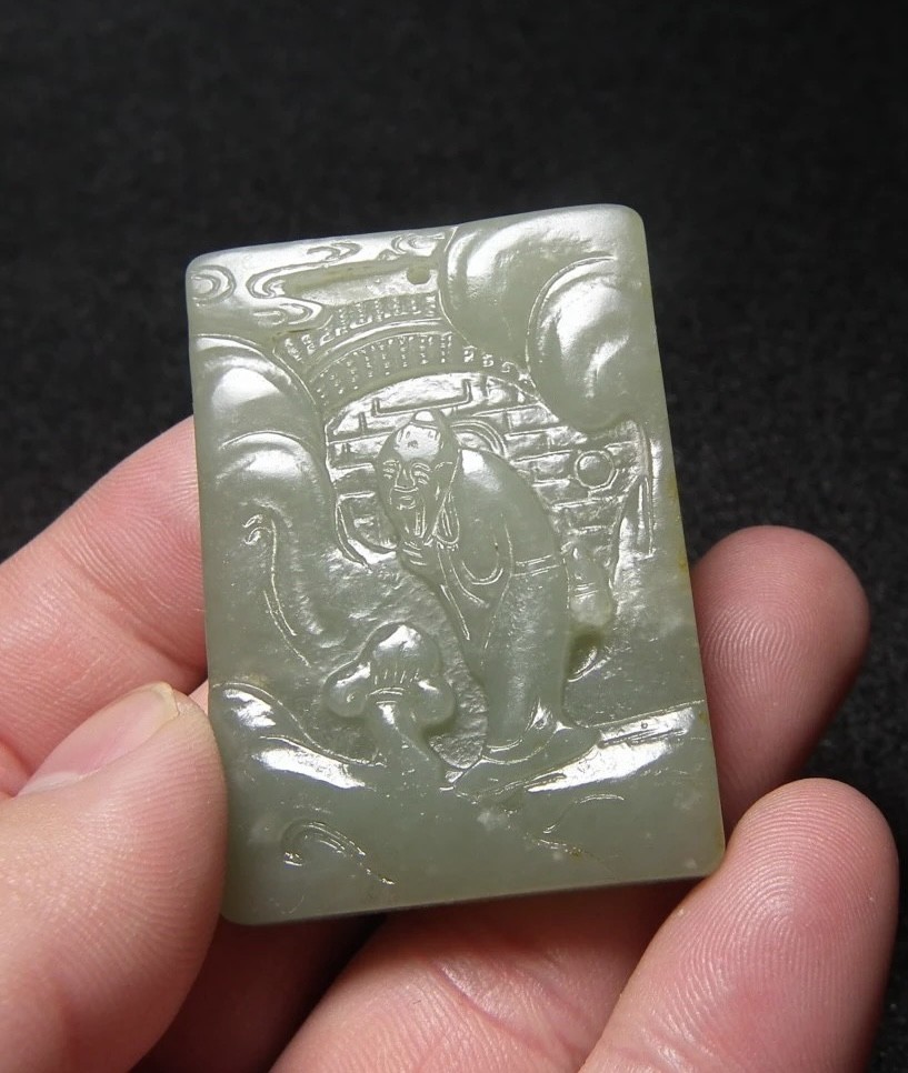 ｜冷门出品｜精选专拍·第贰拾柒场· 和田青白玉山水老翁灵芝纹饰大玉牌