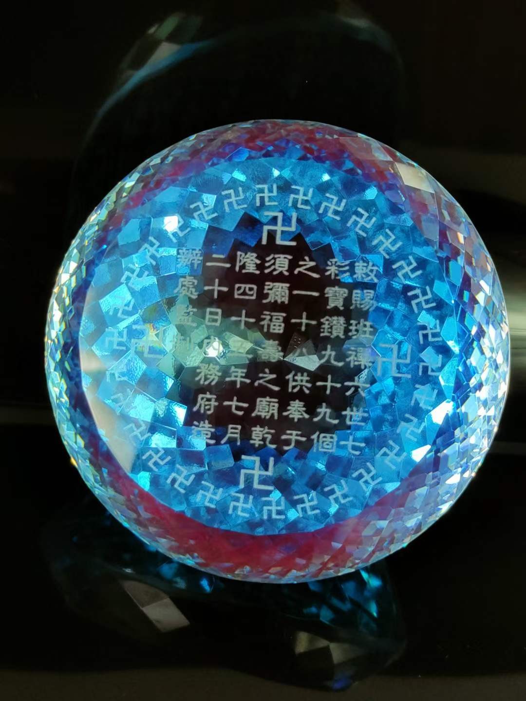 大漆楠木描金盒装钻石💎 ，晶莹剔透，光彩夺目，硬度达十！