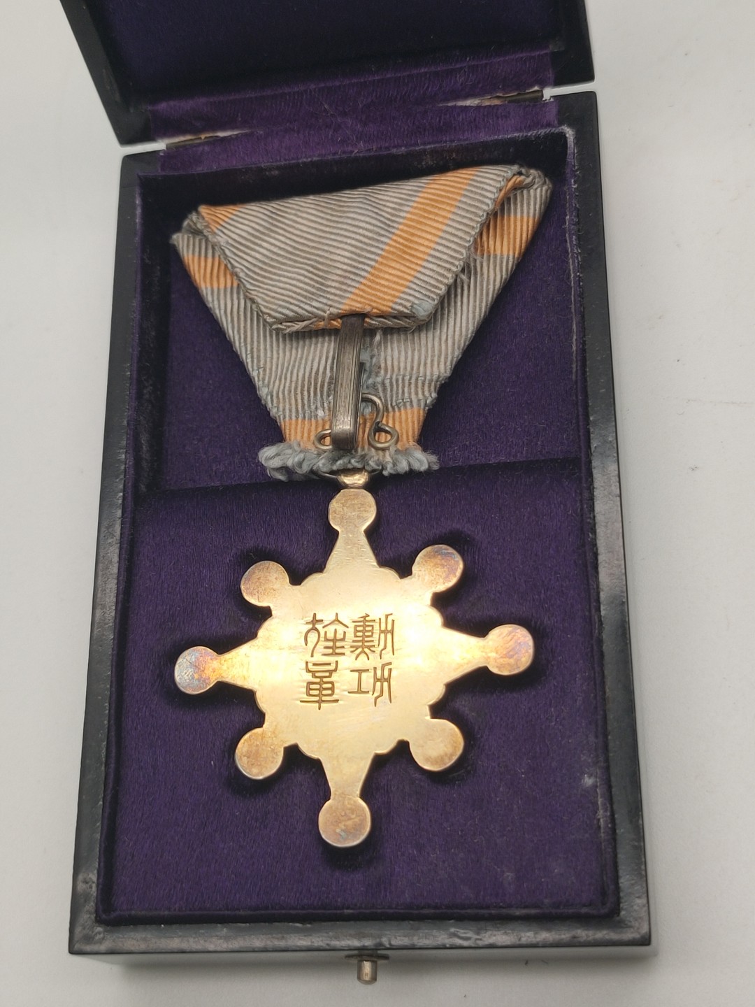 明治时期七等瑞宝章稀少早期蓝色绶带 纯银勋章鎏金 手工木盒虫鸟篆字 古董徽章 纪念章勋章 纯银章体 历史原品