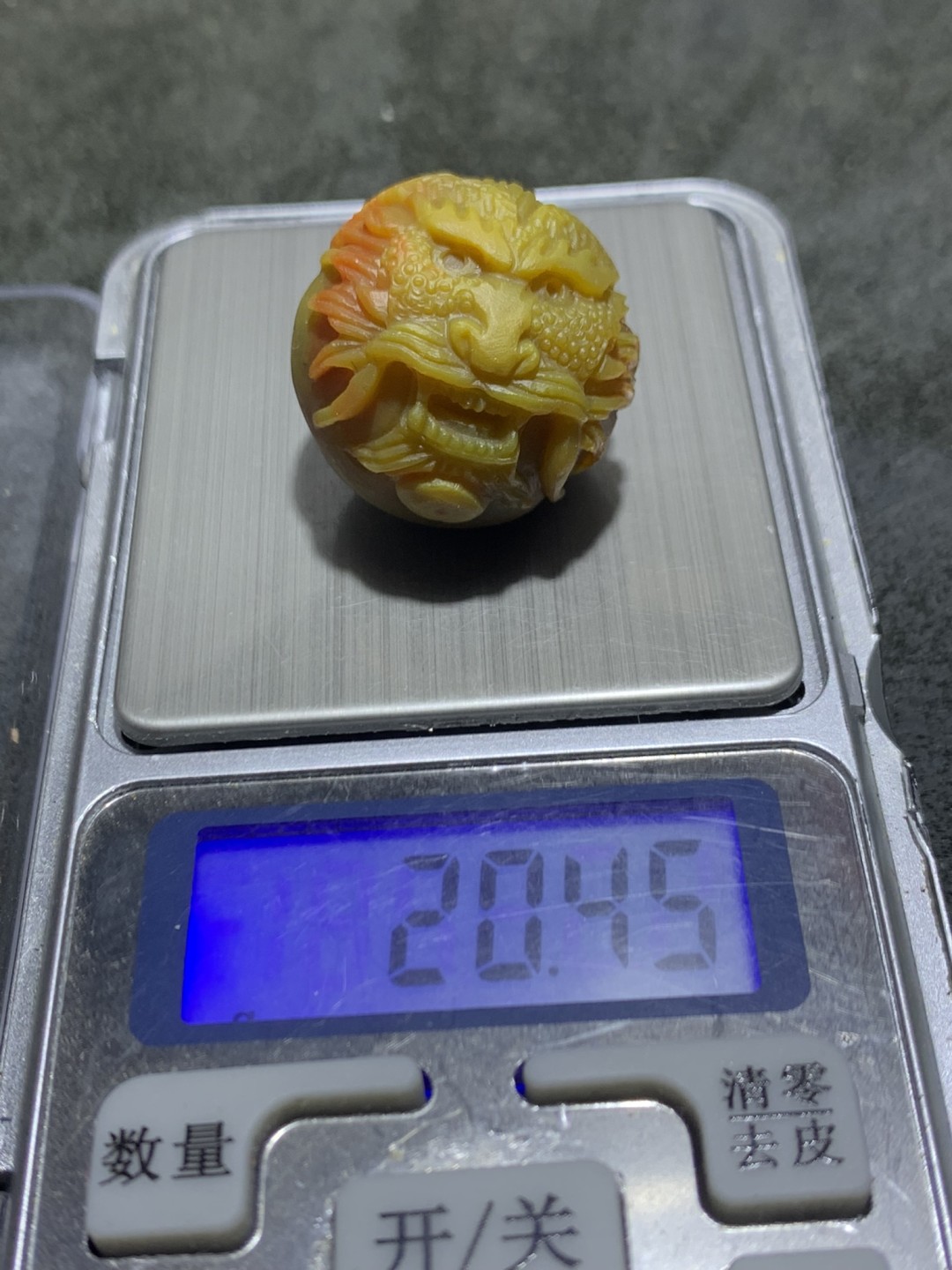 精美战国红玛瑙亚光俏色巧雕龙珠一颗！