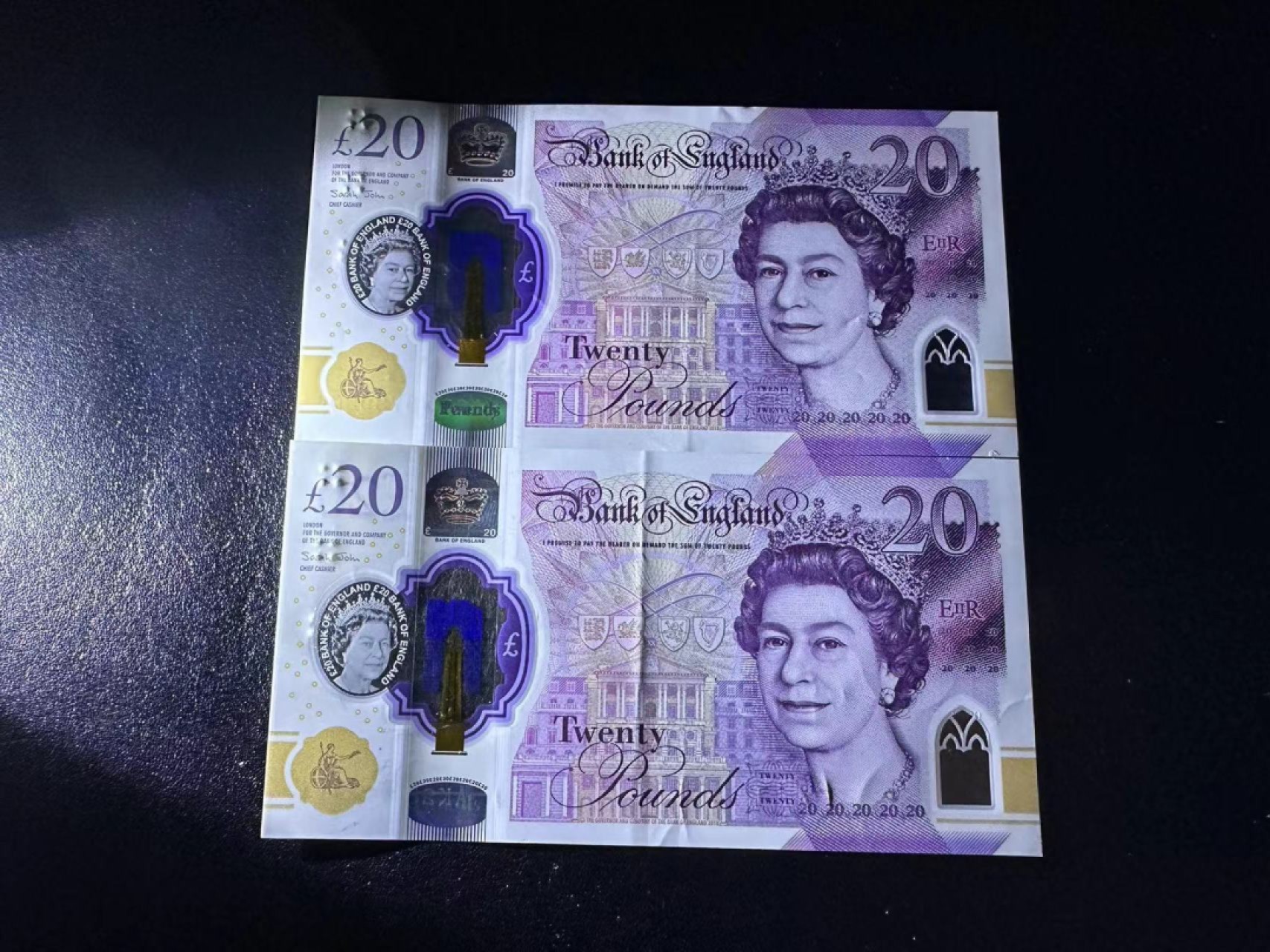 《外钞收藏家》第二百五十九期（连拍第四场） 英国最新版塑料钞20镑 一张全新 一张AU