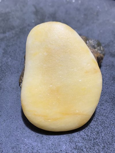 精美天然地表黄白料金丝玉籽料原石一块， - 精美天然地表黄白料金丝玉籽料原石一块，