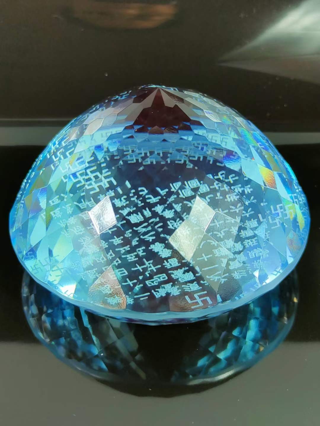 大漆楠木描金盒装钻石💎 ，晶莹剔透，光彩夺目，硬度达十！