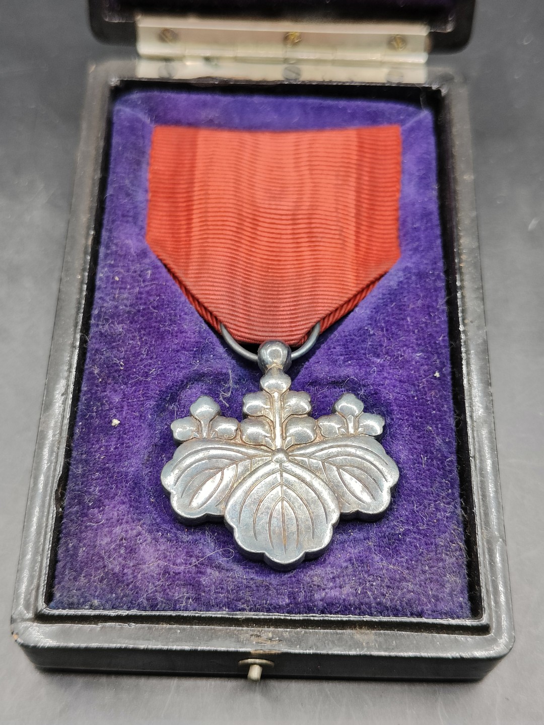 全场0元起拍 第45期 咸鱼国勋章拍卖专场 4月9日（周日）下午6：00开始 日本明治时期八等白叶章 银制带盒