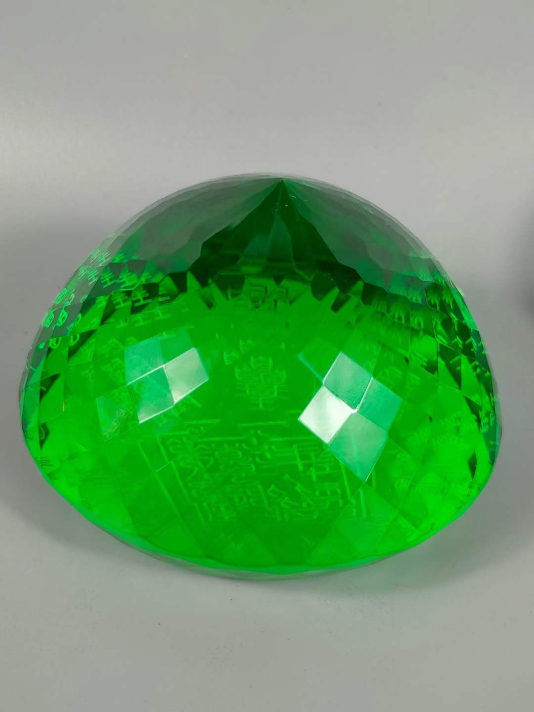 大漆楠木描金盒装钻石💎 ，晶莹剔透，光彩夺目，硬度达十！