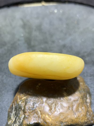 精美天然地表黄白料金丝玉籽料原石一块， 精美天然地表黄白料金丝玉籽料原石一块，