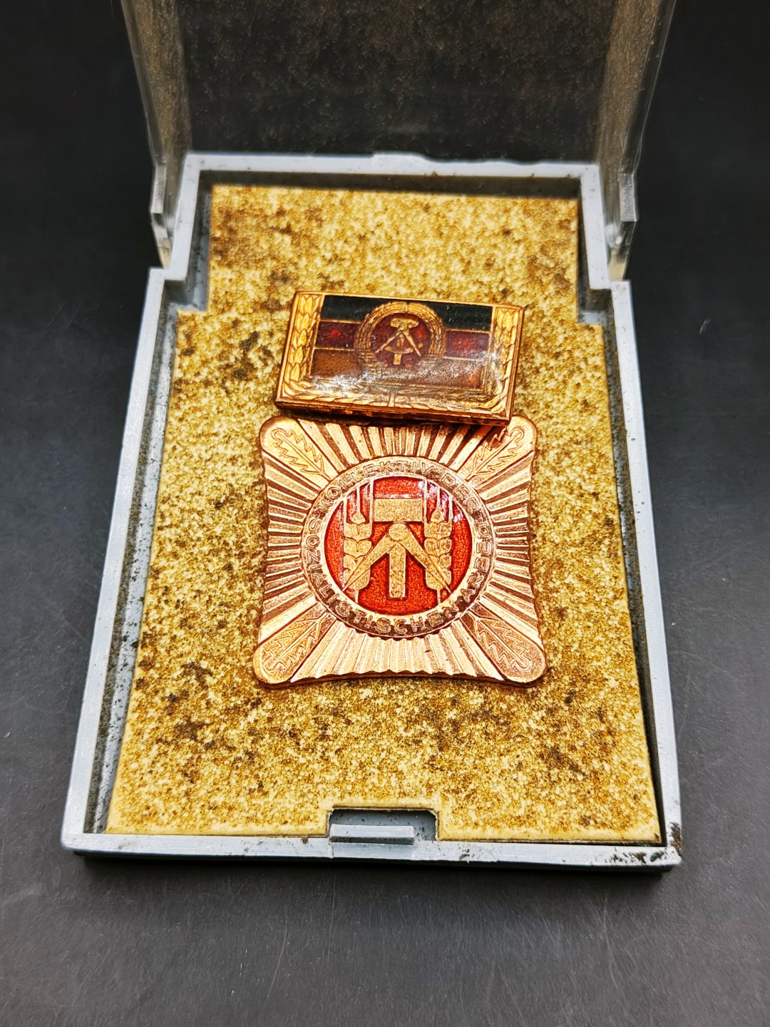 全场0元起拍 第45期 咸鱼国勋章拍卖专场 4月9日（周日）下午6：00开始 东德集体劳动积极称号 5次获得奖章