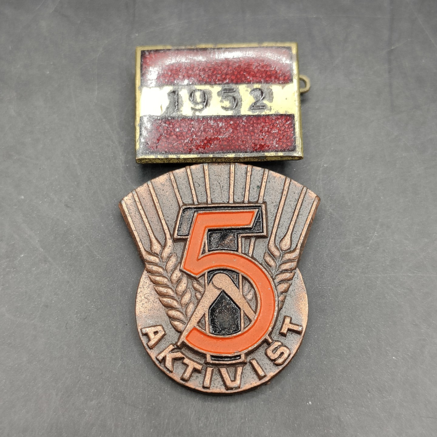 全场0元起拍 第45期 咸鱼国勋章拍卖专场 4月9日（周日）下午6：00开始 东德五年计划积极份子奖章 珐琅上挂