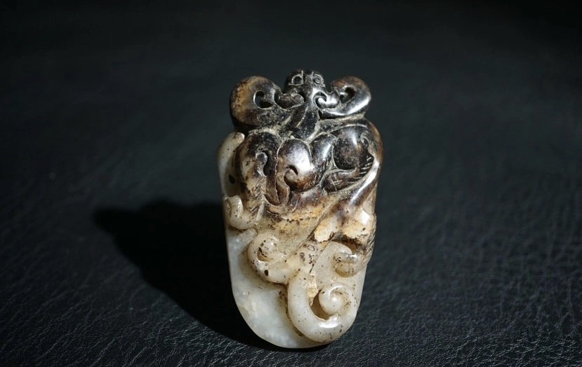 ｜冷门出品｜精选专拍·第贰拾柒场· 老和田玉浅浮雕黑沁鸡心螭龙佩把件摆件