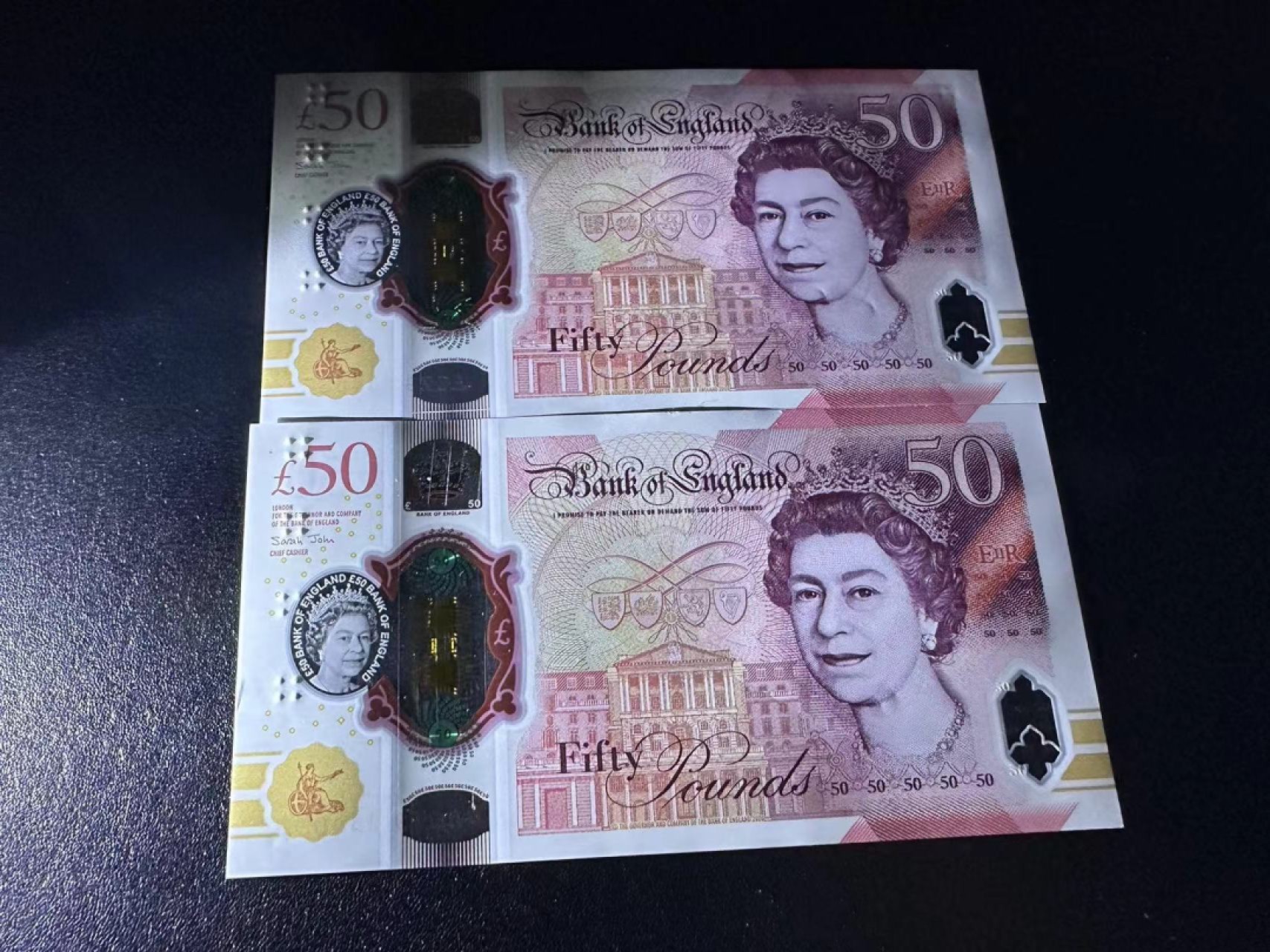 《外钞收藏家》第二百五十九期（连拍第四场） 英国最新版50镑两张 全新UNC 近连号
