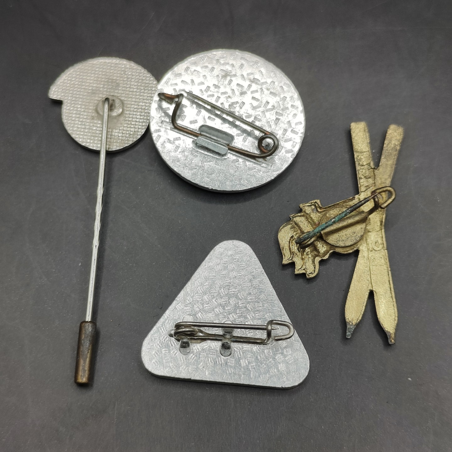 全场0元起拍 第45期 咸鱼国勋章拍卖专场 4月9日（周日）下午6：00开始 东德徽章一组