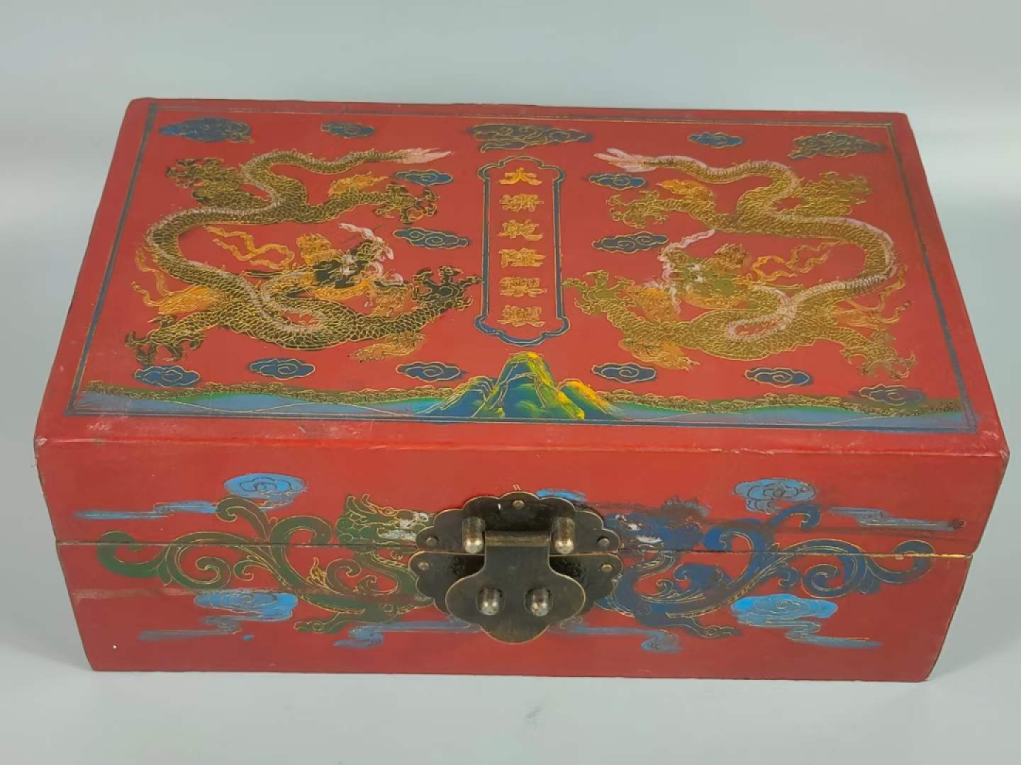 大漆楠木描金盒装钻石💎 ，晶莹剔透，光彩夺目，硬度达十！
