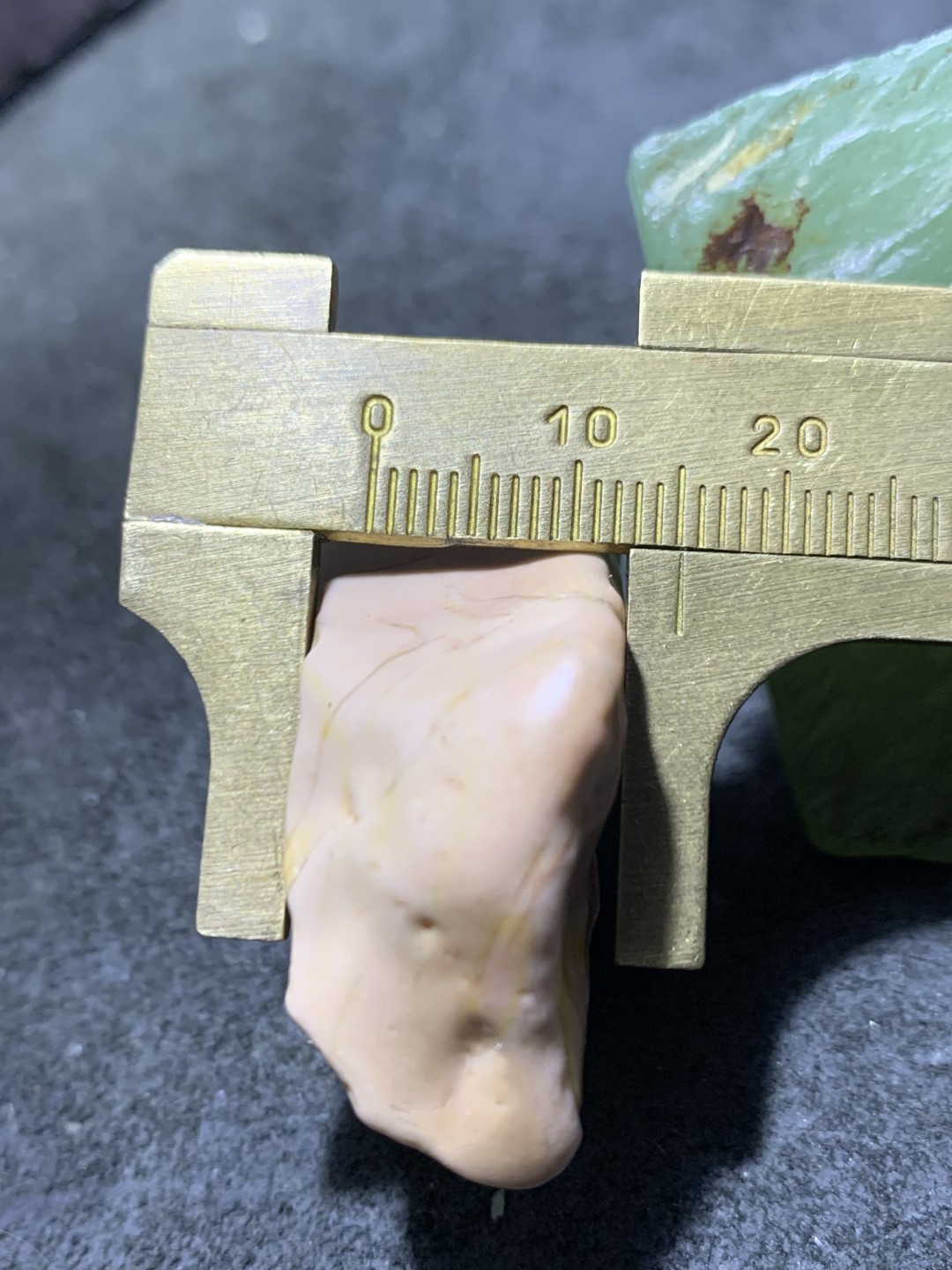 精美戈壁彩玉手工雕刻轩字把件（吊坠)一个！
