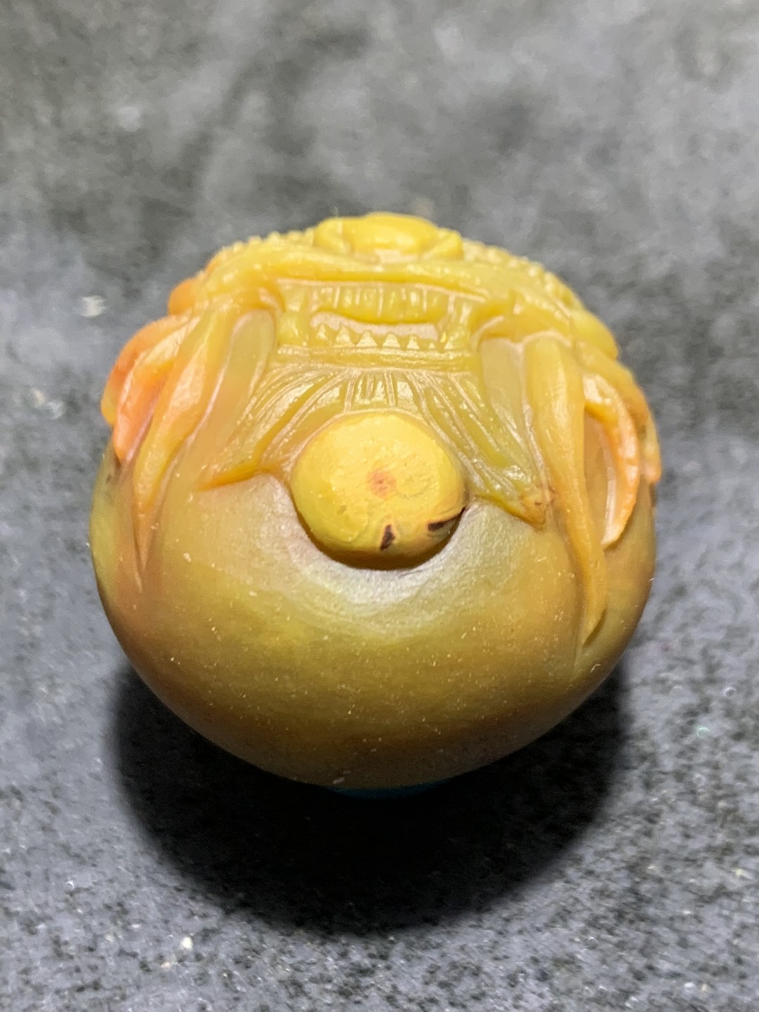 精美战国红玛瑙亚光俏色巧雕龙珠一颗！