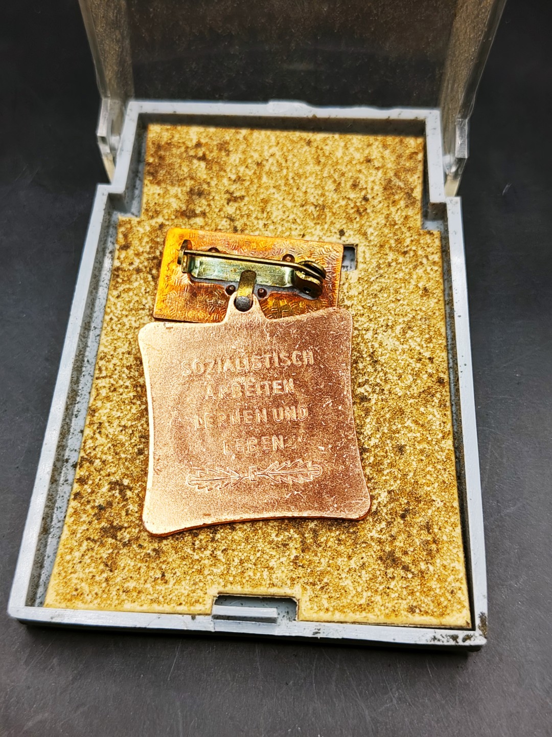 全场0元起拍 第45期 咸鱼国勋章拍卖专场 4月9日（周日）下午6：00开始 东德集体劳动积极称号 5次获得奖章