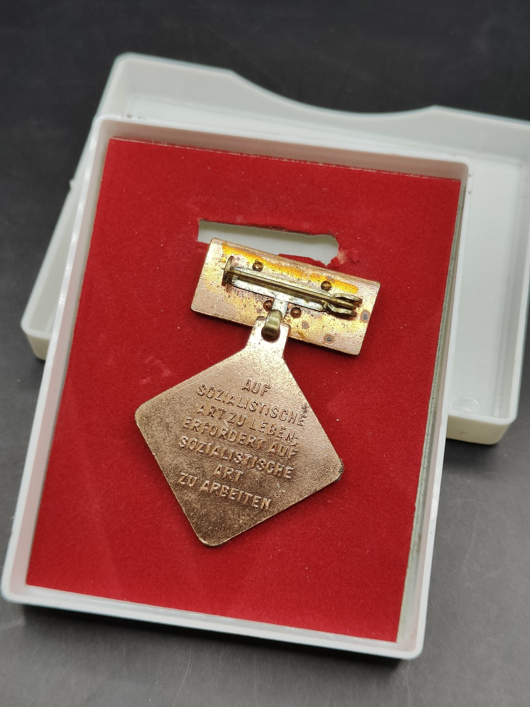 全场0元起拍 第45期 咸鱼国勋章拍卖专场 4月9日（周日）下午6：00开始 东德个人劳动积极份子奖章