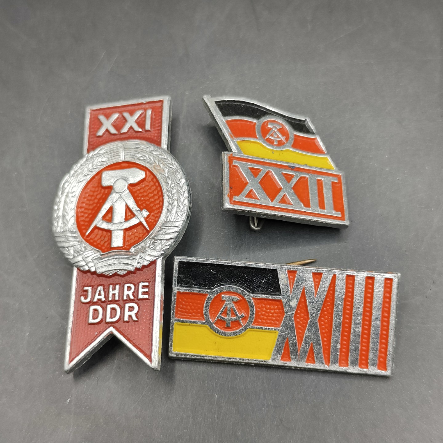 全场0元起拍 第45期 咸鱼国勋章拍卖专场 4月9日（周日）下午6：00开始 东德建国21 22 23周年纪念章一组